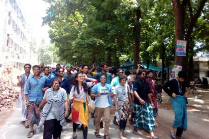তীব্র গরমে লুঙ্গি পরে রাস্তায় মিছিল রাবি শিক্ষার্থীদের