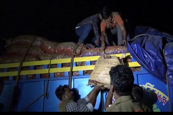 সাভারে ১২শ’ বোতল ফেন্সিডিলসহ আটক ২