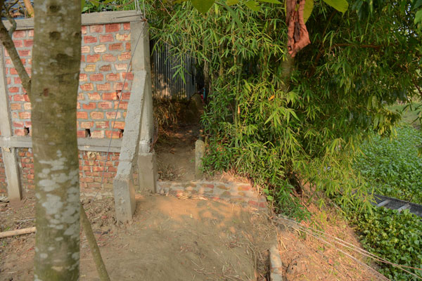 ওসমানী নগরে ইটের প্রাচীরে তিন পরিবারকে গৃহবন্দী 

