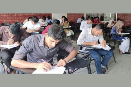 আইইউবিএটিতে স্কলারশিপের পরীক্ষা অনুষ্ঠিত