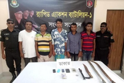 গাজীপুরে অস্ত্রসহ পাঁচ ডাকাত আটক

