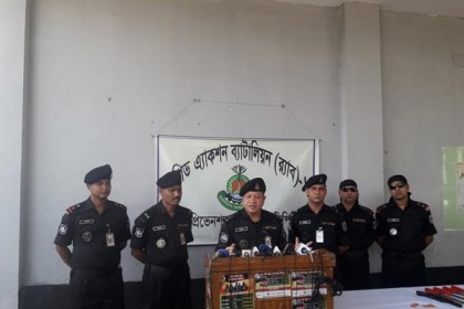 বেগমগঞ্জে শীর্ষ সন্ত্রাসী অস্ত্র-গুলিসহ গ্রেফতার

