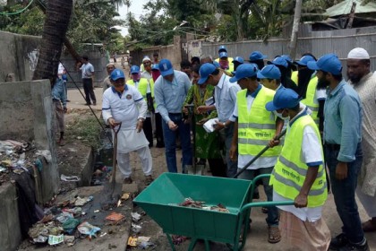 টেকনাফ পৌরসভায় বর্জ্য পরিষ্কার প্রচারণার উদ্ধোধন