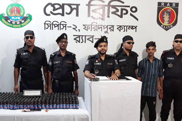 ফরিদপুরে ফেনসিডিলসহ পিকআপ জব্দ 

