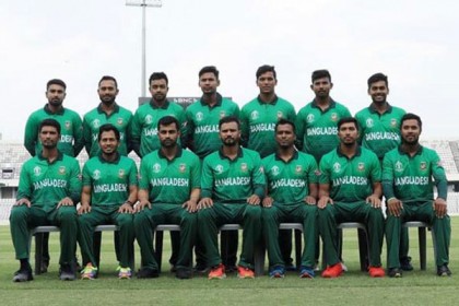 ঢাকা ছাড়লেন টাইগাররা, দোয়া চাইলেন মাশরাফি