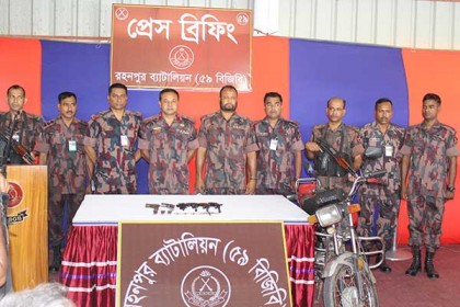 চাঁপাইনবাবগঞ্জে চোরাকারবারীদের লক্ষ্য করে বিজিবির গুলি, ৬টি আগ্নেয়াস্ত্র উদ্ধার