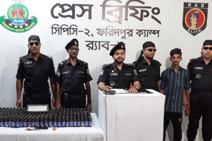 ফরিদপুরে ফেনসিডিলসহ পিকআপ জব্দ 

