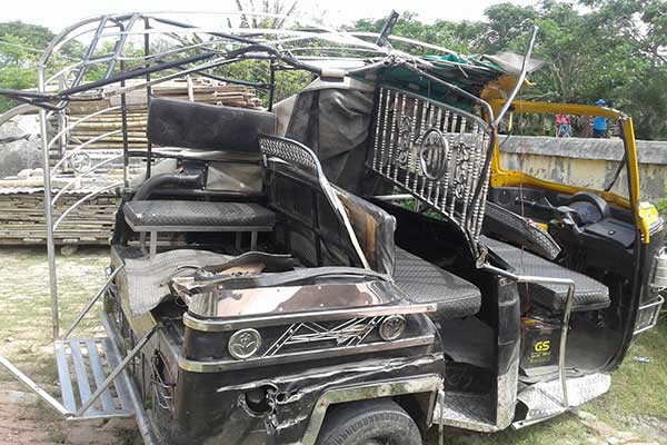 বাগেরহাটে পণ্যবাহী ট্রাকের ধাক্কায় মাহেন্দ্র চালকসহ নিহত ৩