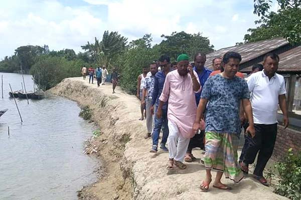 পায়ে হেঁটে ঘূর্ণিঝড় 'ফণী' সম্পর্কে সাতক্ষীরার এমপির সচেতনতা 