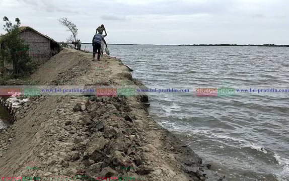 খুলনা-সাতক্ষীরার ১৬০০ কিলোমিটার বেড়িবাঁধ ঝুঁকিপূর্ণ, উদ্বিগ্ন উপকূলবাসী