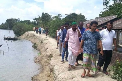 পায়ে হেঁটে ঘূর্ণিঝড় 'ফণী' সম্পর্কে সাতক্ষীরার এমপির সচেতনতা 