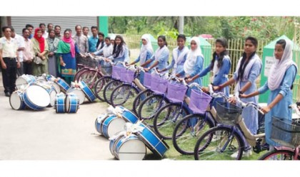 নাটোরে ছাত্রীদের মাঝে সাইকেল বিতরণ
