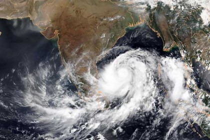 উড়িষ্যায় আঘাত হেনেছে ফণী, জনজীবন বিপর্যস্ত