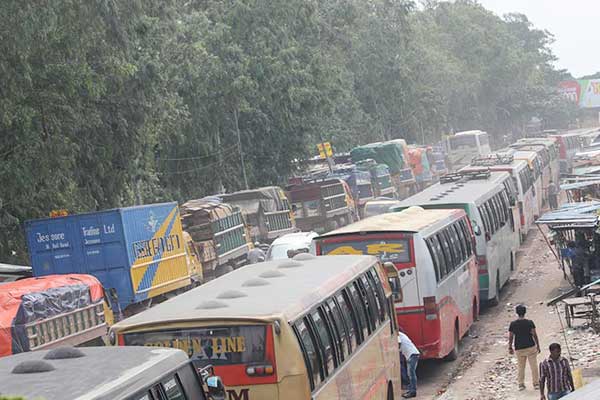 ঘূর্ণিঝড় ‘ফণী’: পাটুরিয়া-দৌলতদিয়া ফেরিঘাটে যানবাহনের চাপ
