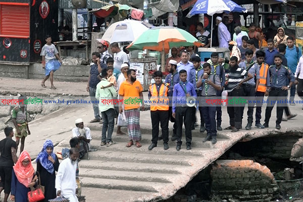 ঘূর্ণিঝড় ফণী; বরিশালে আশ্রয় কেন্দ্রে যেতে অব্যাহত মাইকিং