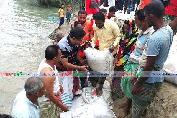 এবার বালির বস্তা নিয়ে বেড়িবাঁধ মেরামত করলেন সেই এমপি 