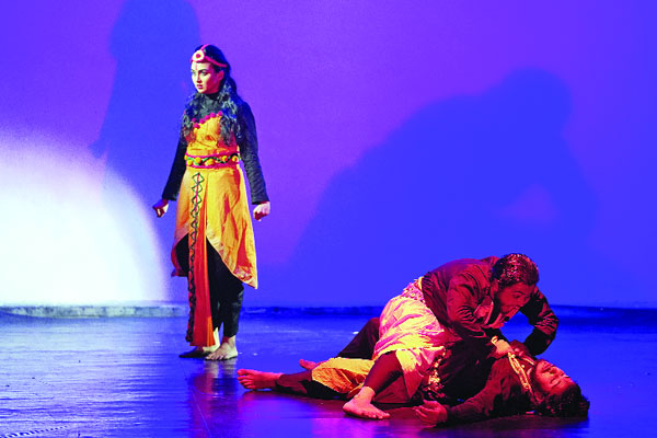 নগর জুড়ে ছুটির  আমেজ