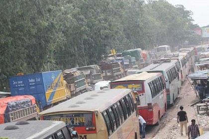 ঘূর্ণিঝড় ‘ফণী’: পাটুরিয়া-দৌলতদিয়া ফেরিঘাটে যানবাহনের চাপ