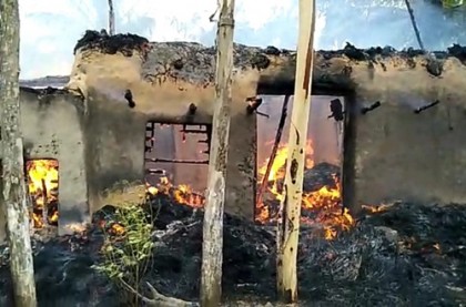 ফণীর তাণ্ডবে ভবন পুড়ে ছাই
