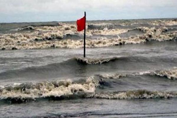 নিস্তেজ হয়ে পড়েছে ‘ফণী’, নামলো বিপদ সংকেত