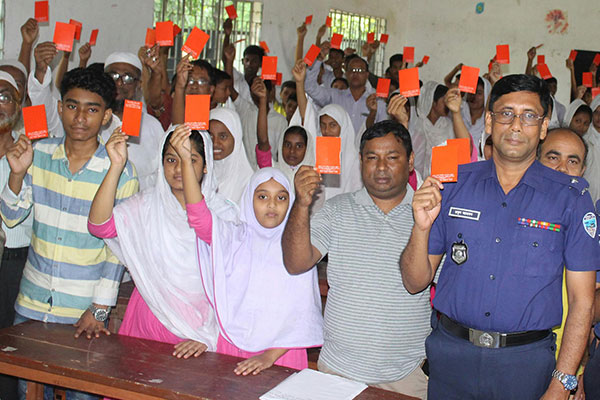 আখাউড়ায় জঙ্গিবাদ-ধর্ষণকে শিক্ষার্থীদের লাল কার্ড 