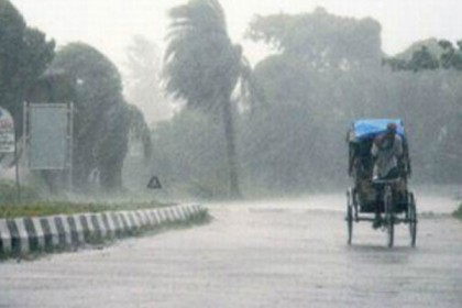 ঝড়ো হাওয়ার সঙ্গে সারাদেশে ভারী থেকে অতি ভারী বৃষ্টির পূর্বাভাস