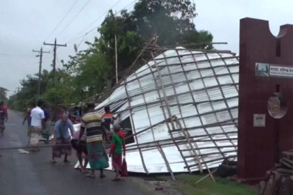 সাতক্ষীরার ১৬০ আশ্রয় কেন্দ্রে ১ লাখ ৩২ হাজার মানুষ, বেড়িবাঁধ ঝুঁকিপূর্ণ