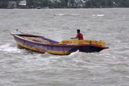 বরিশালে টানা তৃতীয় দিনের মতো সব ধরনের নৌ চলাচল বন্ধ