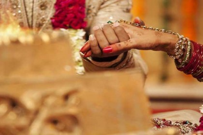 পুলিশের তাড়া খেয়ে ‘কিশোরীবধূ’ ফেলে পালালেন ইউপি সদস্য