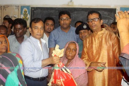 ‘ফণী’ আক্রান্তদের মাঝে পানি সম্পদ প্রতিমন্ত্রীর ত্রাণ বিতরণ