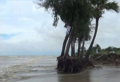 বেড়িবাঁধ ভেঙে চট্টগ্রামের বিস্তীর্ণ এলাকা প্লাবিত