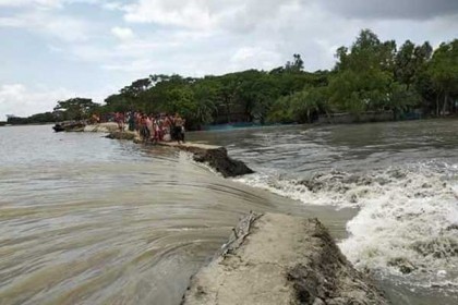 বেড়িবাঁধ ভাঙলে জানান কন্ট্রোল রুমে