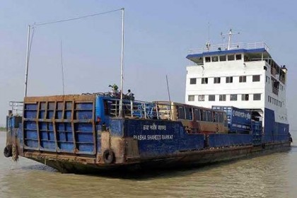 ২৬ ঘণ্টা পর দৌলতদিয়া-পাটুরিয়া রুটে ফেরি চলাচল শুরু