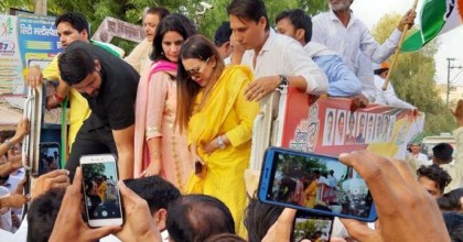 ভক্তদের ধাক্কাধাক্কিতে আহত অভিনেত্রী