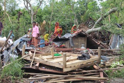 নোয়াখালীতে গৃহহারা পরিবারগুলো দিশেহারা, খোলা আকাশের নিচে বসবাস
