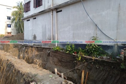 ঝুঁকিতে ভবন, প্রশাসন নিরব! 