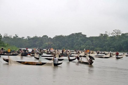 হালদা নদীতে ডিমের অপেক্ষায় সংগ্রহকারীরা                                  

