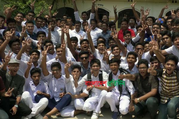 বরিশাল বোর্ডে ৫০ স্কুলে শতভাগ পাস, ফলাফলে এগিয়ে মেয়েরা
