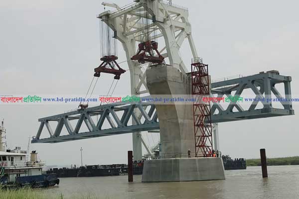 পদ্মা সেতুতে বসল ১২তম স্প্যান, দৃশ্যমান ১৮০০ মিটার