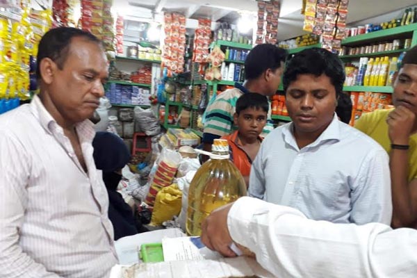 টেকনাফে মূল্য তালিকা না থাকায় জরিমানা
