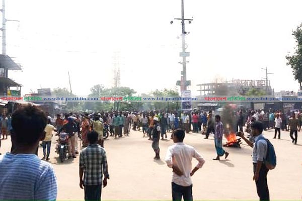 ডেমরায় রাষ্ট্রায়ত্ব পাটকল শ্রমিকদের সড়ক অবরোধ