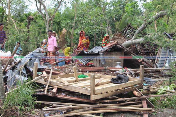 নোয়াখালীতে খোলা আকাশের নিচে দিন কাটছে গৃহহারাদের