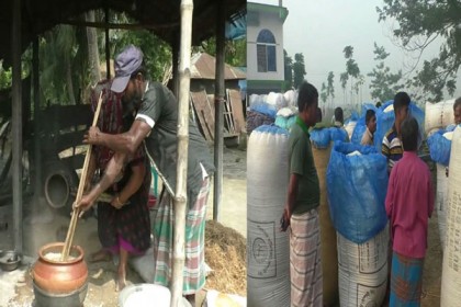 ফণী'র হানায় ভিজেছে ধান, তবুও ব্যস্ত নাটোরের 'মুড়ি গ্রাম'