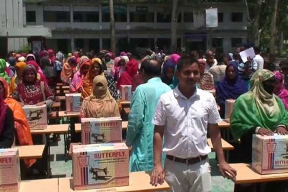 সিরাজগঞ্জে নারীদের মাঝে সেলাই মেশিন বিতরণ