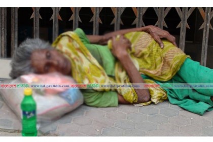 বৃদ্ধ মাকে রাস্তায় ফেলে পালাল সন্তান