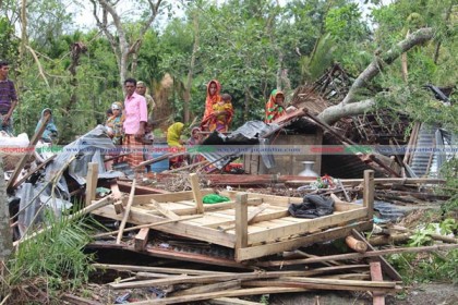নোয়াখালীতে খোলা আকাশের নিচে দিন কাটছে গৃহহারাদের