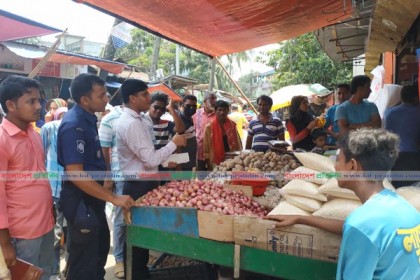 কুমিল্লায় পেয়াজ-চিনি অতিরিক্ত দামে বিক্রি, ৭ প্রতিষ্ঠানকে জরিমানা