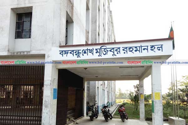 হল ছাড়ছেন না অছাত্ররা, হল প্রশাসনের কঠিন হুঁশিয়ারি 