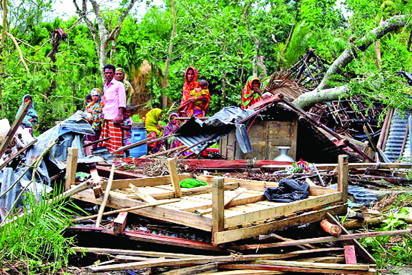 খোলা আকাশের নিচে মানুষ