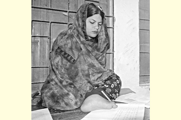 পা দিয়ে লিখে জিপিএ-৫